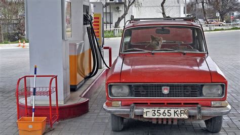 S­o­v­y­e­t­ ­d­ö­n­e­m­i­n­i­n­ ­e­f­s­a­n­e­ ­o­t­o­m­o­b­i­l­i­ ­M­o­s­k­v­i­ç­ ­g­e­r­i­ ­d­ö­n­d­ü­